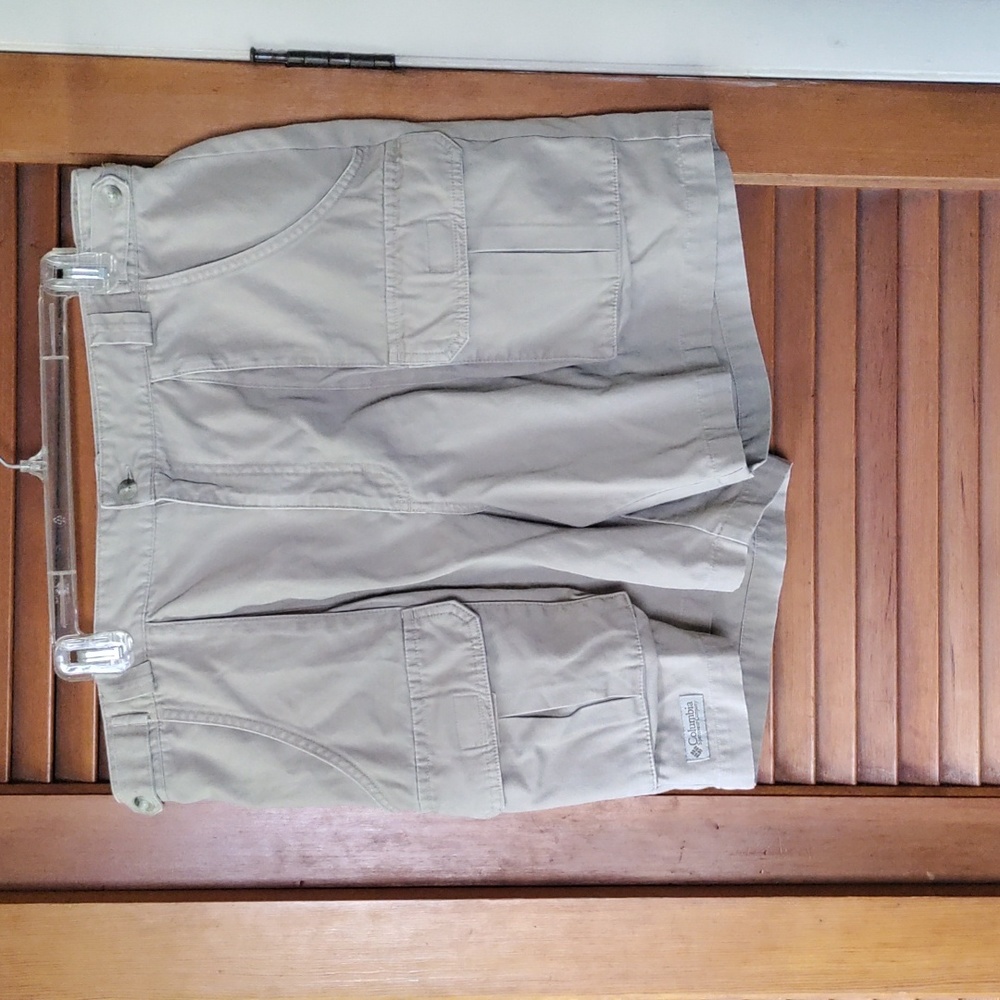Columbia men's size 36 cargo tan shorts